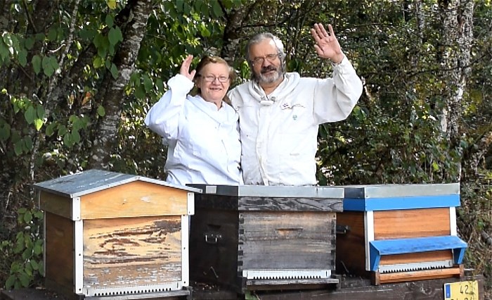 Christine et Bernard NICOLLET Apiculteurs Producteurs de Miel en rayon Christine et Bernard NICOLLET, Apiculteurs au Cergne (42460)
