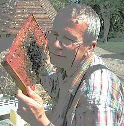 Bernard faisant un câlin à ses abeilles...