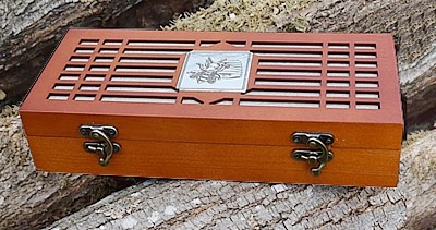 Coffret bois pour notre miel en rayon Coffret pour rayon de miel réalisé par un artisan spécialisé en marquetterie