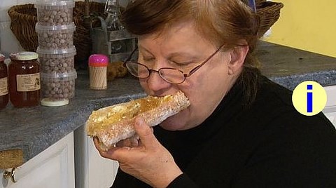 Comment consommer le Miel en Rayon ? Christine le préfère le matin au petit déjeuner, étendu sur une tartine de pain beurré avec un beurre de baratte