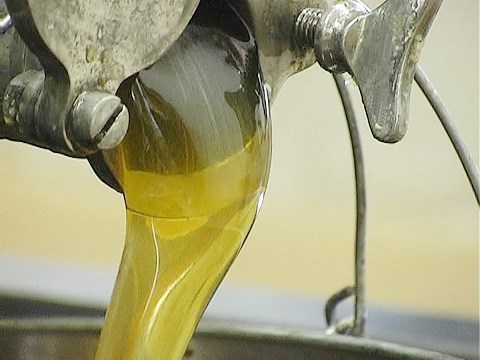 Le Miel Pressé: Quelles différences avec un miel classique ? Le miel s'écoule très rapidement d'un extrateur à l'inverse d'un miel pressé à froid