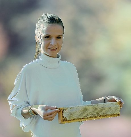Manon nous présente le fruit de nos abeilles: leur miel en rayon Prix du Miel en rayon: rien de caché