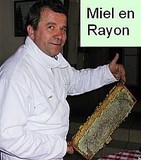 Le miel en rayon ? Rien de plus bon ! sur cette photo souvenir, Bernard présente son tout premier rayon de miel