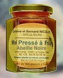 Présentation d'un pot de 250g de notre miel pressé à froid. Dégustez ce tout nouveau miel de montagne bio pressé à frod